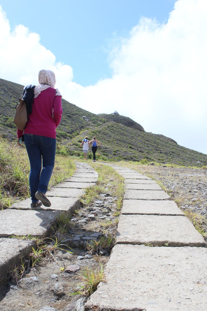 trek ke view point puncak