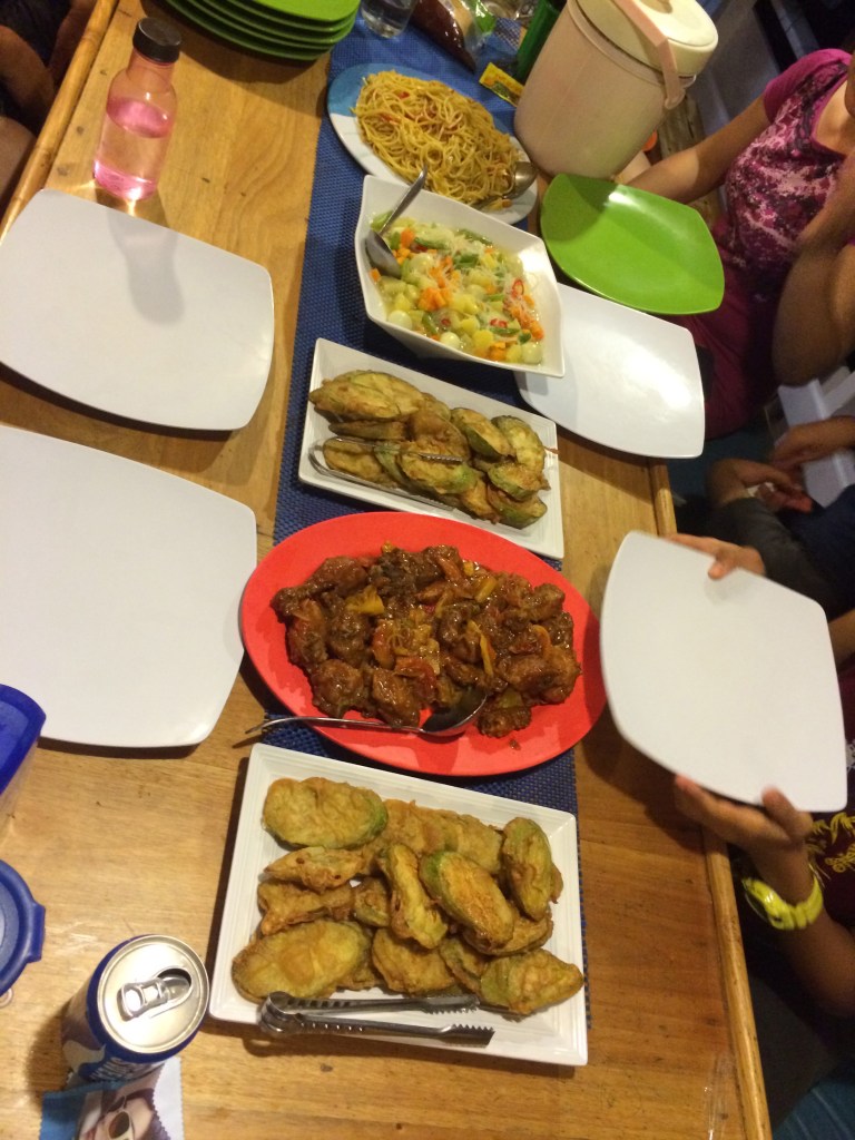 Beberapa makanan yang disajikan untuk makan malam