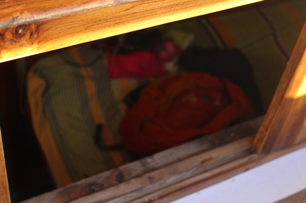 Salah saut penampakan kamar mungil kami yang terletak di bawah dipan atas.. 