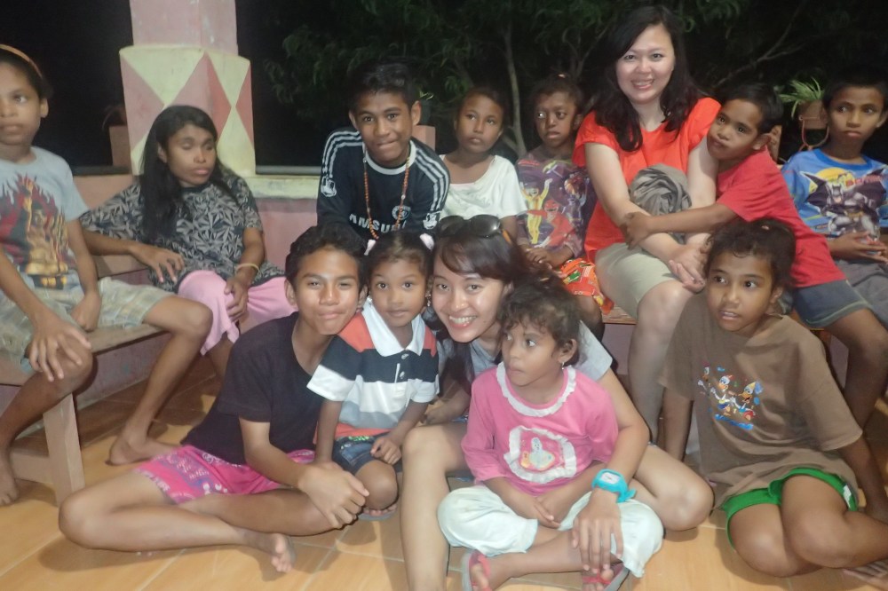 Main bareng ana-anak Panti Asuhan Solandres di Kei Kecil